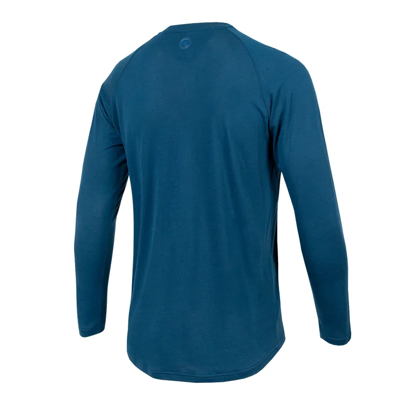 Endura BaaBaa Blend Men's Long Sleeve Baselayer - Blueberry 4 Endura BaaBaa Blend Men's Long Sleeve Baselayer - Blueberry - Image 2