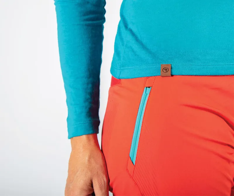 Endura BaaBaa Blend Women's Long Sleeve Baselayer - Paific Blue 3 Endura BaaBaa Blend Women's Long Sleeve Baselayer - Paific Blue